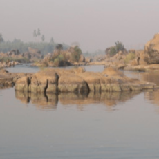 roche dans une rivière à Hampi en Inde