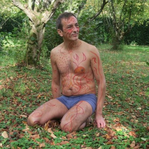 un homme qui a reçu une peinture corporelle dans une forêt Vannes